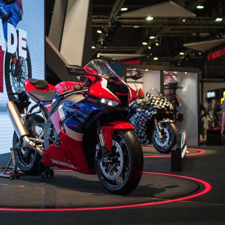 Трохи естетичного задоволення у вашу святкову стрічку.  Новий CBR1000RR-R Fireblade SP
